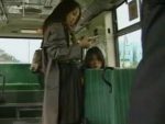 【痴漢レズ動画】バス車内でレズビアンな痴女がオマンコを晒しノンケ娘に痴漢プレイを強要