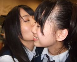 【キスレズ動画】AKBやNMBなど今人気の美少女アイドル同士が濃厚なキスで絡み合う！