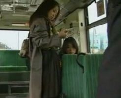 【痴漢レズ動画】バス車内でレズビアンな痴女がオマンコを晒しノンケ娘に痴漢プレイを強要